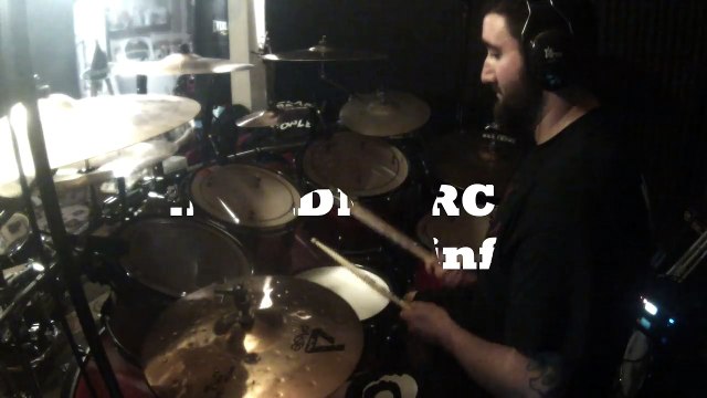 Voici le Batteur le plus rapide du monde : il joue des 2 bras sans s'arrêter !