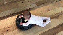 Ce bébé s'éclate sur cet aspirateur automatique !! En avant !!