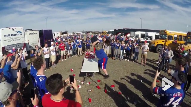 Ils jettent des femmes pour casser des tables avant un match de football américain !!