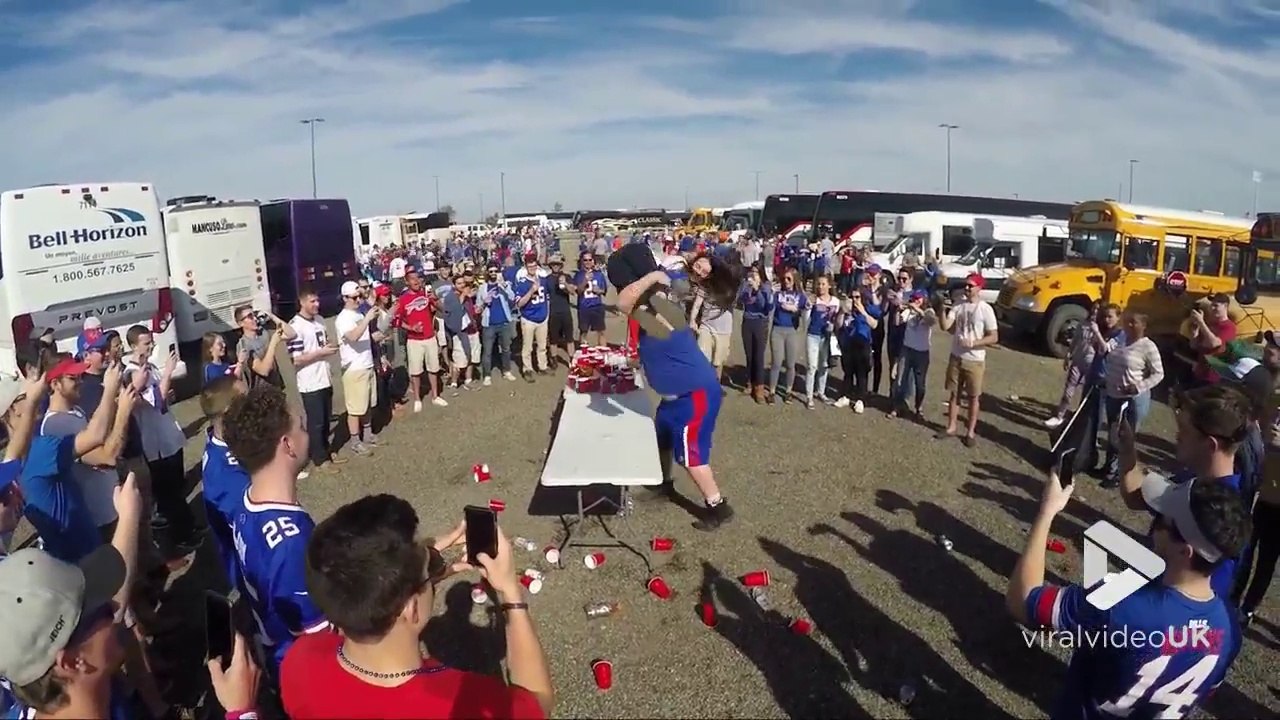 Ils jettent des femmes pour casser des tables avant un match de football américain !!