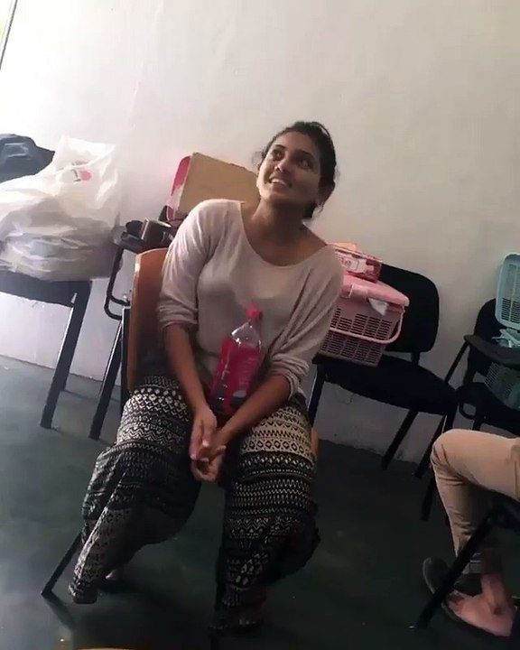 බොතලයක් කකුල් අස්සේ ගහගෙන මෙයා කියන සිංදුව බලන්න​