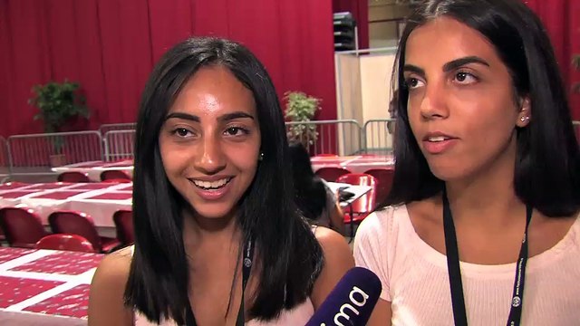 Des bénévoles au micro d'Ulrich Téchené