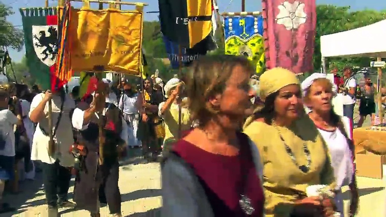 Un extrait du défilé des chevaliers et médiévistes