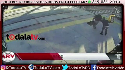 Salvan hombre ciego de morir arrollado por tren-Al Rojo Vivo-Video