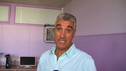 Mustapha Nadji, directeur de l'éducation, détaille le système de visiophonie à l'entrée des écoles