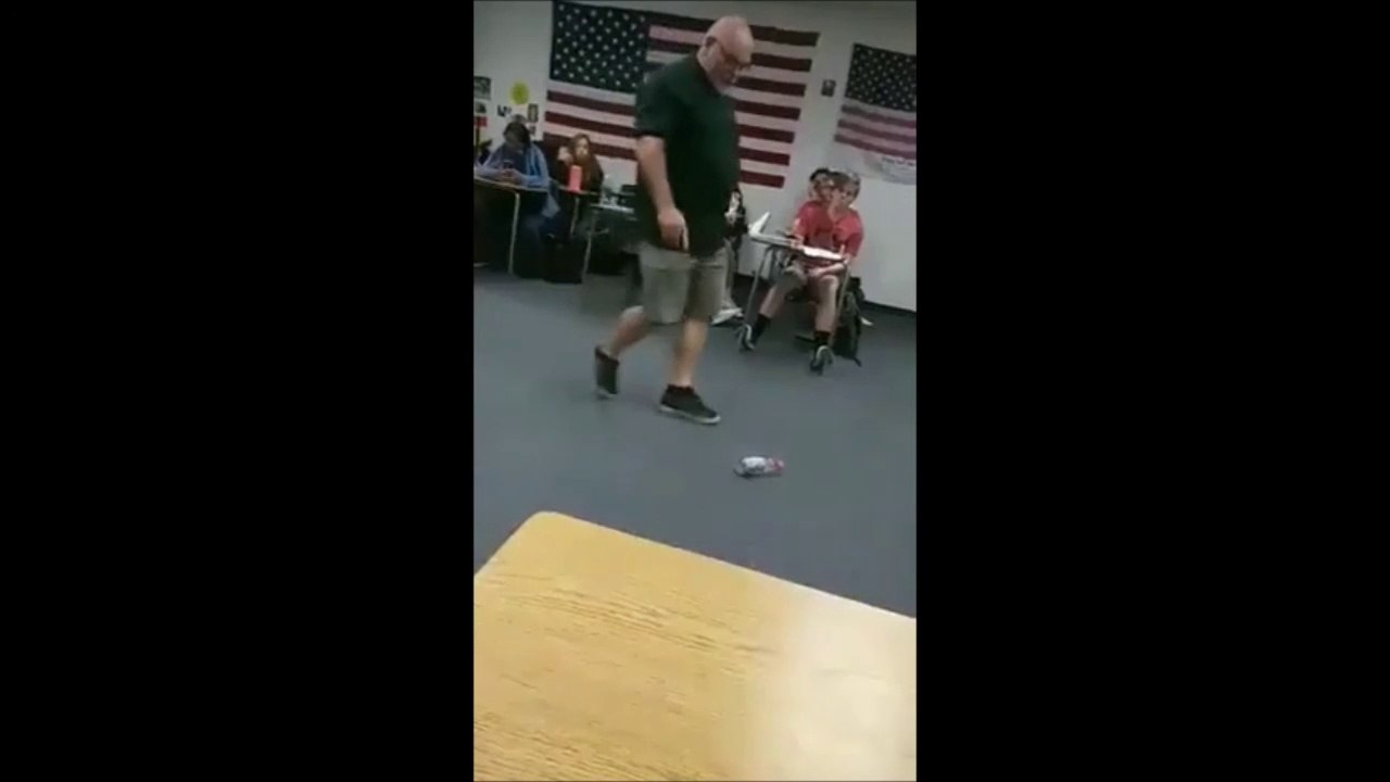 Ce prof montre à ses élèves qui est le chef...