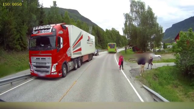 Ce jeune écolier qui traverse va avoir très chaud aux fesses... Chanceux