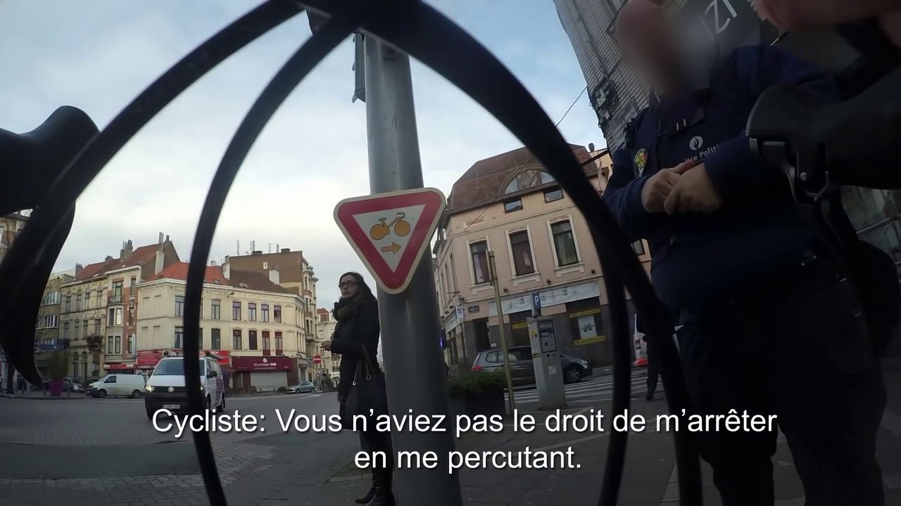 Quand un cycliste donne un cours de code de la route à des policiers belges... La honte