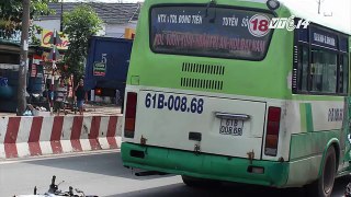 Vượt đèn vàng  xe buýt cán chết nam thanh niên _ VTC