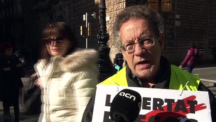 Sever Salvador, treballador del Departament de Cultura, explica els motius de l'acció reivindicativa d'aquest matí