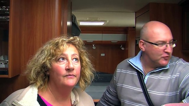 Des visteurs au salon du camping car à Martigues