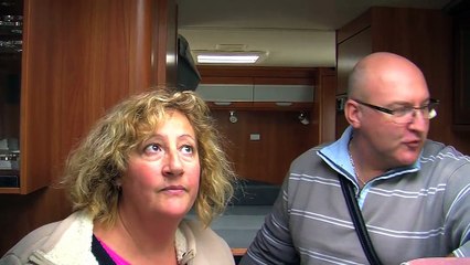 Des visteurs au salon du camping car à Martigues