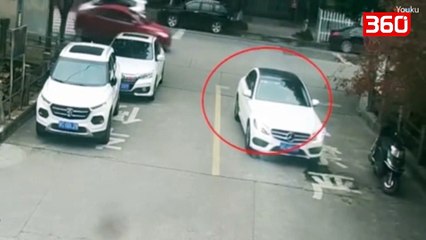 E tmerrshme/ Djali ndalon në rrugë të lidhë këpucën, por mercedesi i kalon përsipër (360video)