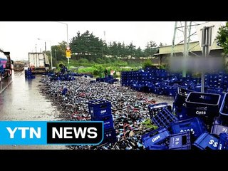 달리던 트럭에서 맥주병 2만 병 '와르르' / YTN (Yes! Top News)