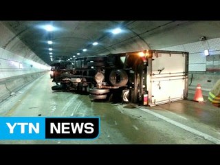 부산 기장군 곰내터널 빗길 차량 전도 / YTN (Yes! Top News)