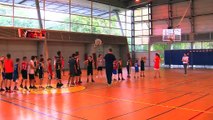 Quelques jeunes basketteurs vitrollais coachés par les pros de Fos