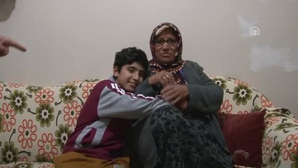 Vali Yardımcısının Makamına "Halı Kirlenmesin" Diye Ayakkabılarını Çıkarıp Girdi