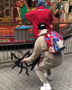 Il piège les gens avec une fausse araignée et du scotch