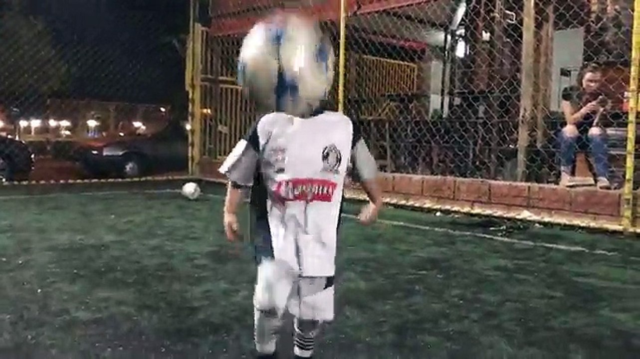 Ce bébé qui enchaîne les jongles parfaits fait halluciner toute la planète