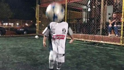 Ce bébé qui enchaîne les jongles parfaits fait halluciner toute la planète