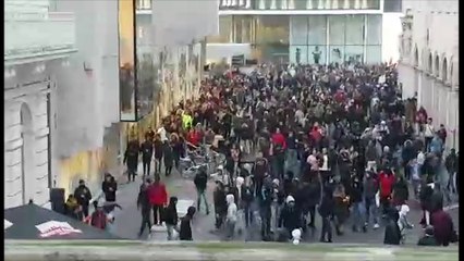 La police fédérale en renfort pour disperser la centaine de jeunes place de la Monnaie