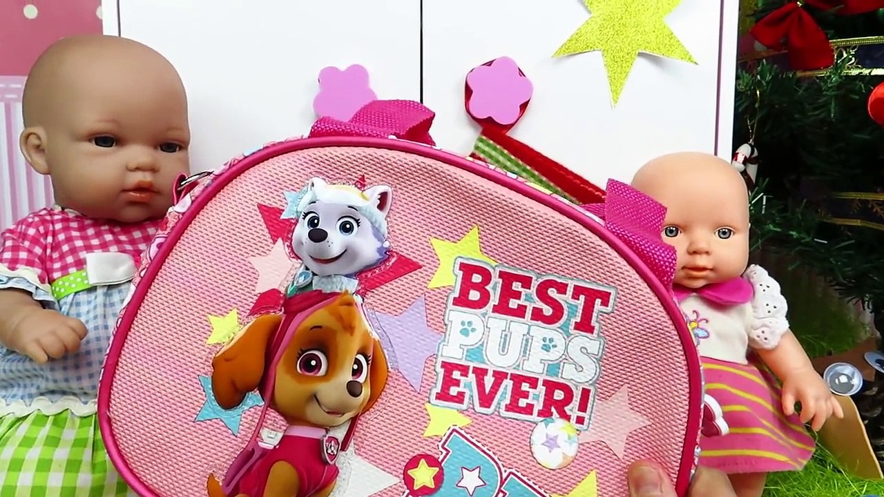 ¡DÍA DE SPA! Mascarilla y baño de burbujas de las bebés Lucía y Ana Videos de muñecas en español