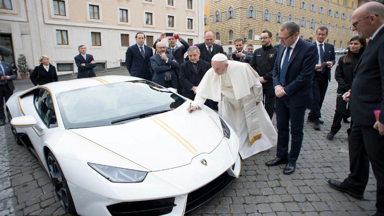 Il papa e la Lamborghini, benedetta e mandata all'asta