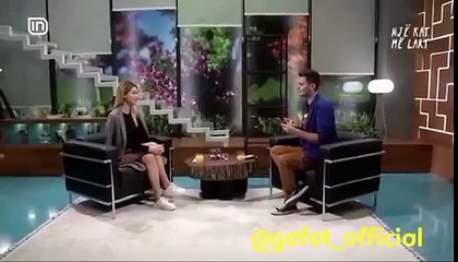 E pyesin kur është shpallur Pavarësia, miss-i shqiptar gafën e pafalshme dhe bëhet "hiti" i rrjetit