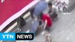 [영상] 거리에 쓰러진 노인 돕는 이웃들의 따뜻한 손길 / YTN (Yes! Top News)