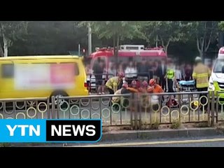 무단횡단하던 여성 승합차에 치여 부상 / YTN (Yes! Top News)