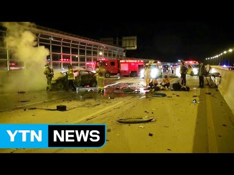 교통사고 피해자 돕다가...3중 추돌로 4명 중경상 / YTN (Yes! Top News)