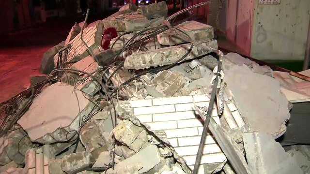 지진에 아수라장 된 포항 벗어나려는 행렬 이어져 / YTN