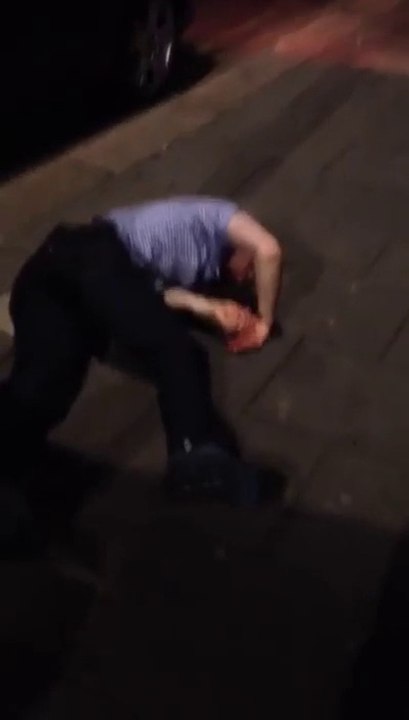 Le videur met KO un client agressif en mode prise de catch