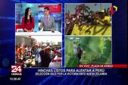 Hinchas peruanos alientan a la 'blanquirroja' en la Plaza de Armas