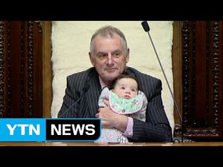 애 보며 진행하는 뉴질랜드 국회의장 / YTN