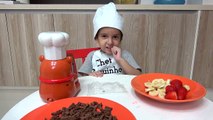Crianças Brincando de Chocolate c/ Frutas - Children Playing Chocolate Making w/ Fruit for Kids