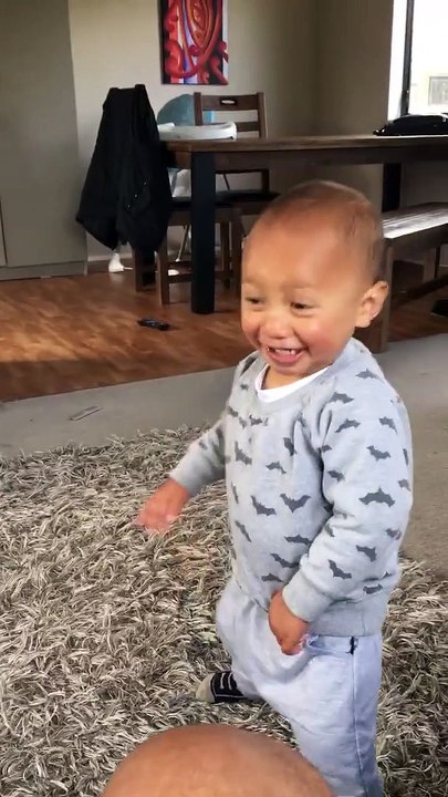 Ce bébé et son père nous font un Haka adorable et mythique... Tellement mignon