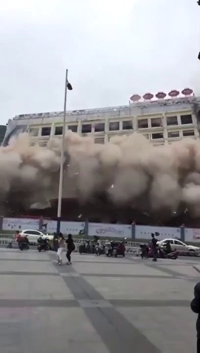 Quand les autorités chinoises oublient d'évacuer les passants pendant la démolition d'un batiment... Oups