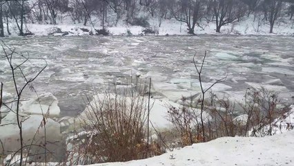 Download Video: Cette rivière des USA charrie des milliers des blocs de glace - Mad River - Moretown Vermont