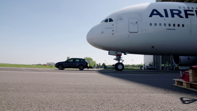 Quand une voiture Porsche Cayenne tracte un avion airbus A380...
