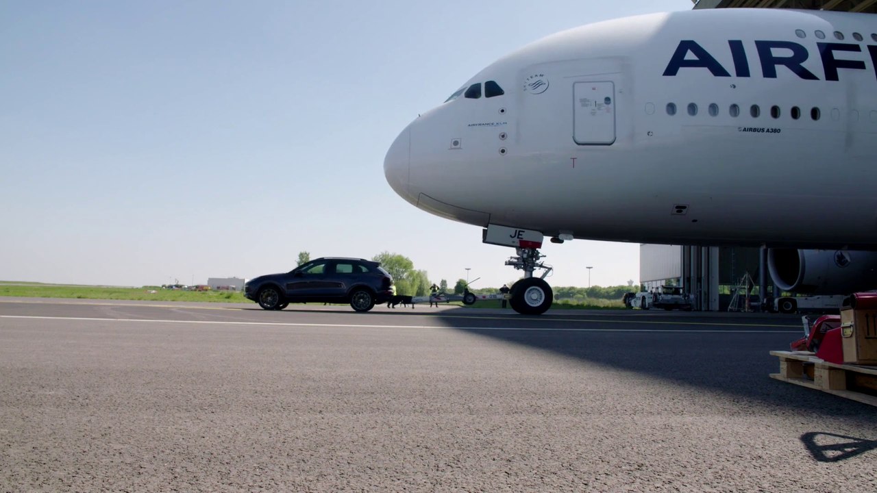 Quand une voiture Porsche Cayenne tracte un avion airbus A380...