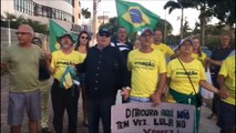 Manifestantes fazem protesto contra o ex-presidente Lula