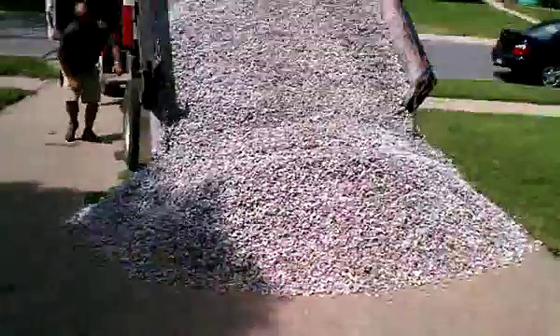 4 tons of gravel in my driveway - video Dailymotion