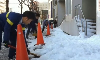 Salju Tebal Ganggu Aktivitas Warga Tokyo