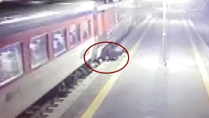 [단독] 모녀 내리는 데 문 닫으면서 출발한 무궁화호 열차 / YTN