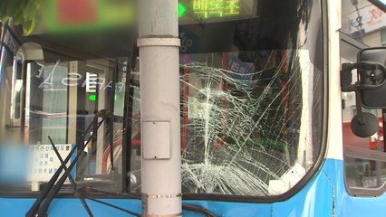 제주서 빙판길에 버스 미끌어져 신호등 들이받아...승객 12명 부상 / YTN