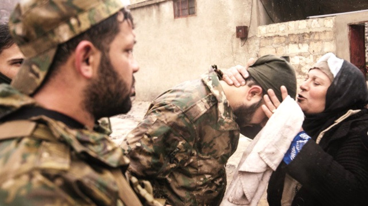 YPG'lilerden Temizlenen Şenkal'e Dönüş Yapan Siviller, Mehmetçiği Alnından Öpüp Teşekkür Etti