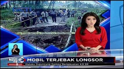 Mobil Terjebak di Tengah Jembatan Ambles