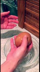 Il a cassé son œuf, mais il ne devait pas s’attendre à découvrir CECI dedans !