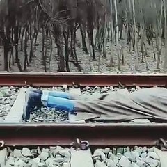 தண்டவாளத்தில் படுத்து சாகசம் செய்த காஷ்மீர் இளைஞர்- வீடியோ